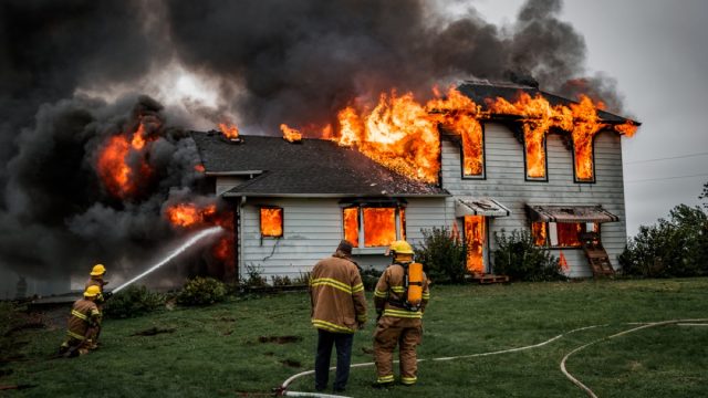 บ้านหลังหนึ่งกำลังถูกไฟไหม้ 