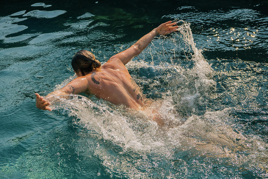 ผู้ชายแก้ผ้าว่ายน้ำ